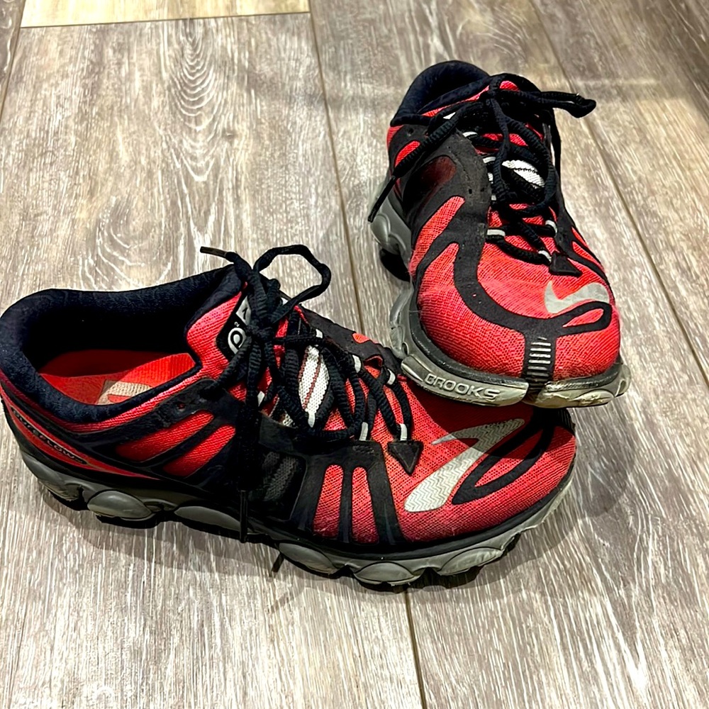 Women’s Hot Pink Brooks size 8.5